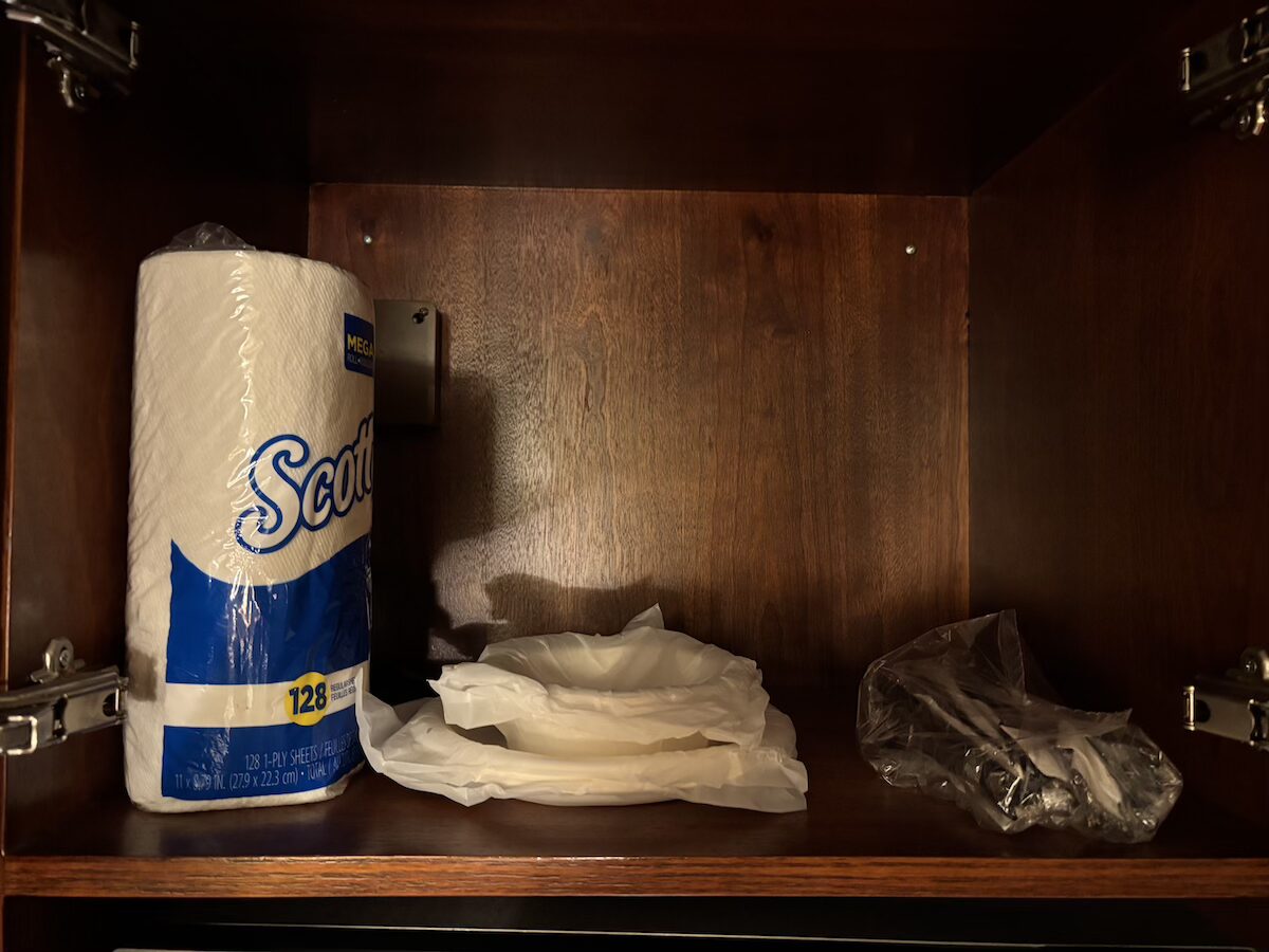 グランドカリフォルニアンホテル ミニキッチン 食器とキッチンペーパー