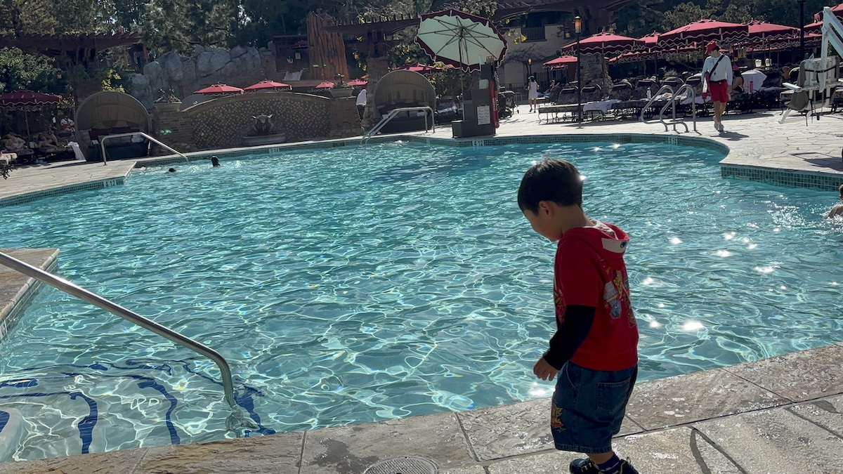 グランドカリフォルニアンホテル プールエリアと子供