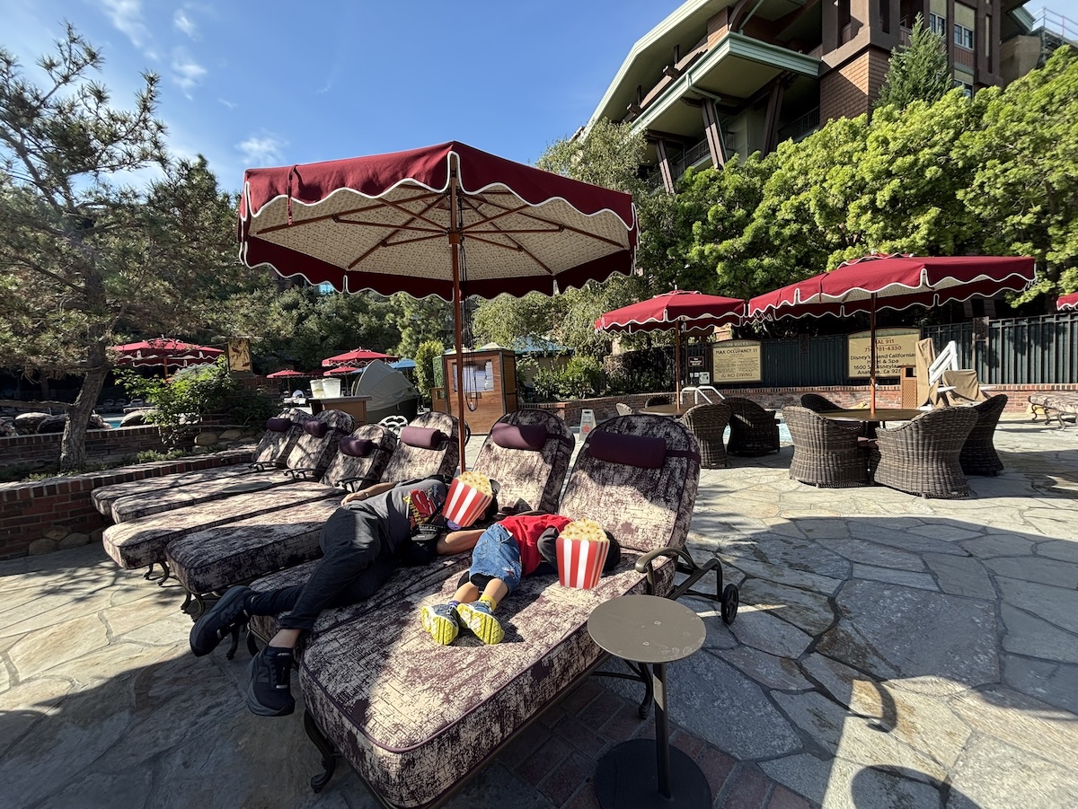 グランドカリフォルニアンホテル プールサイド ビーチベッド