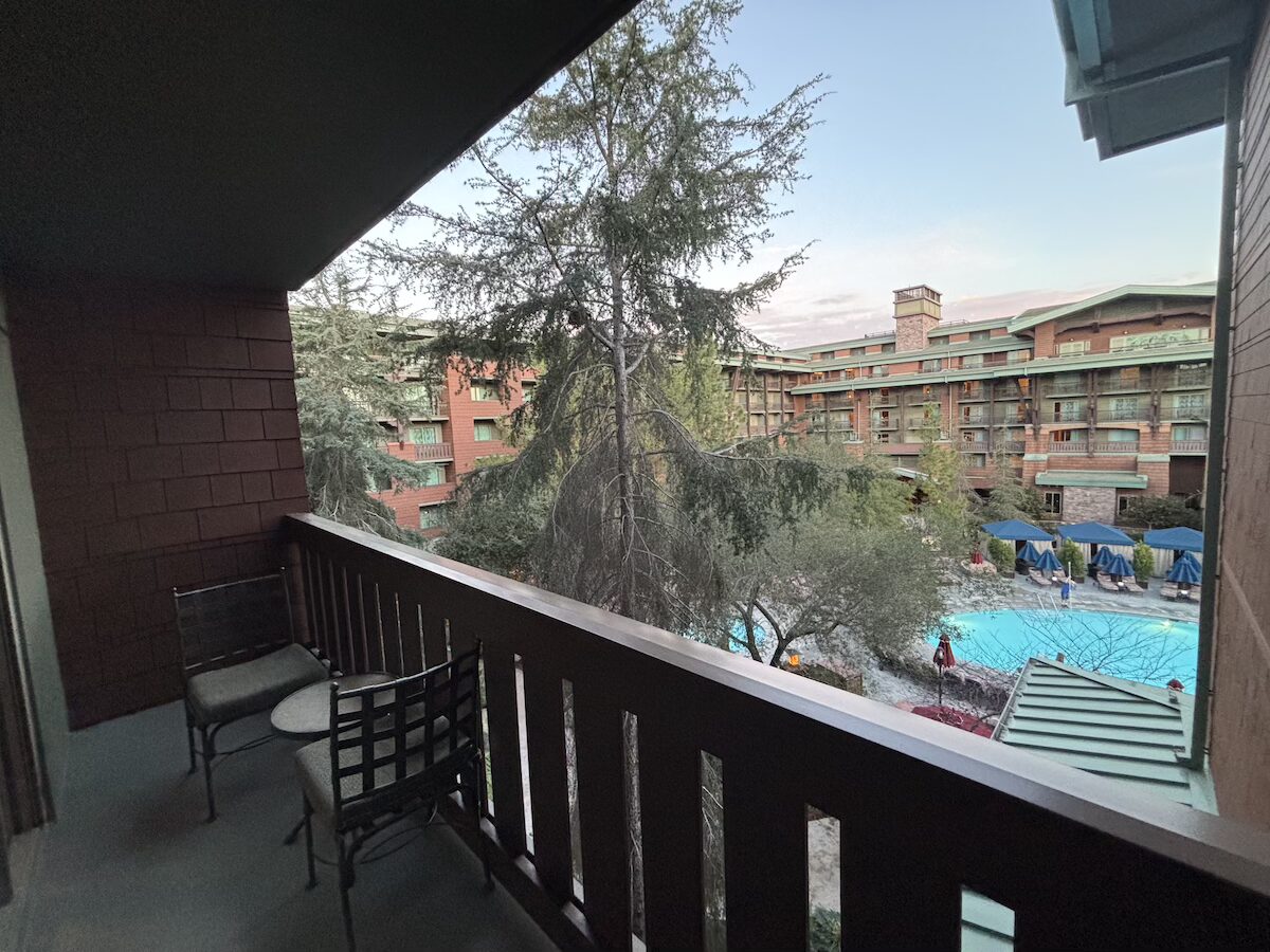 グランドカリフォルニアンホテル 客室バルコニー テーブルと椅子