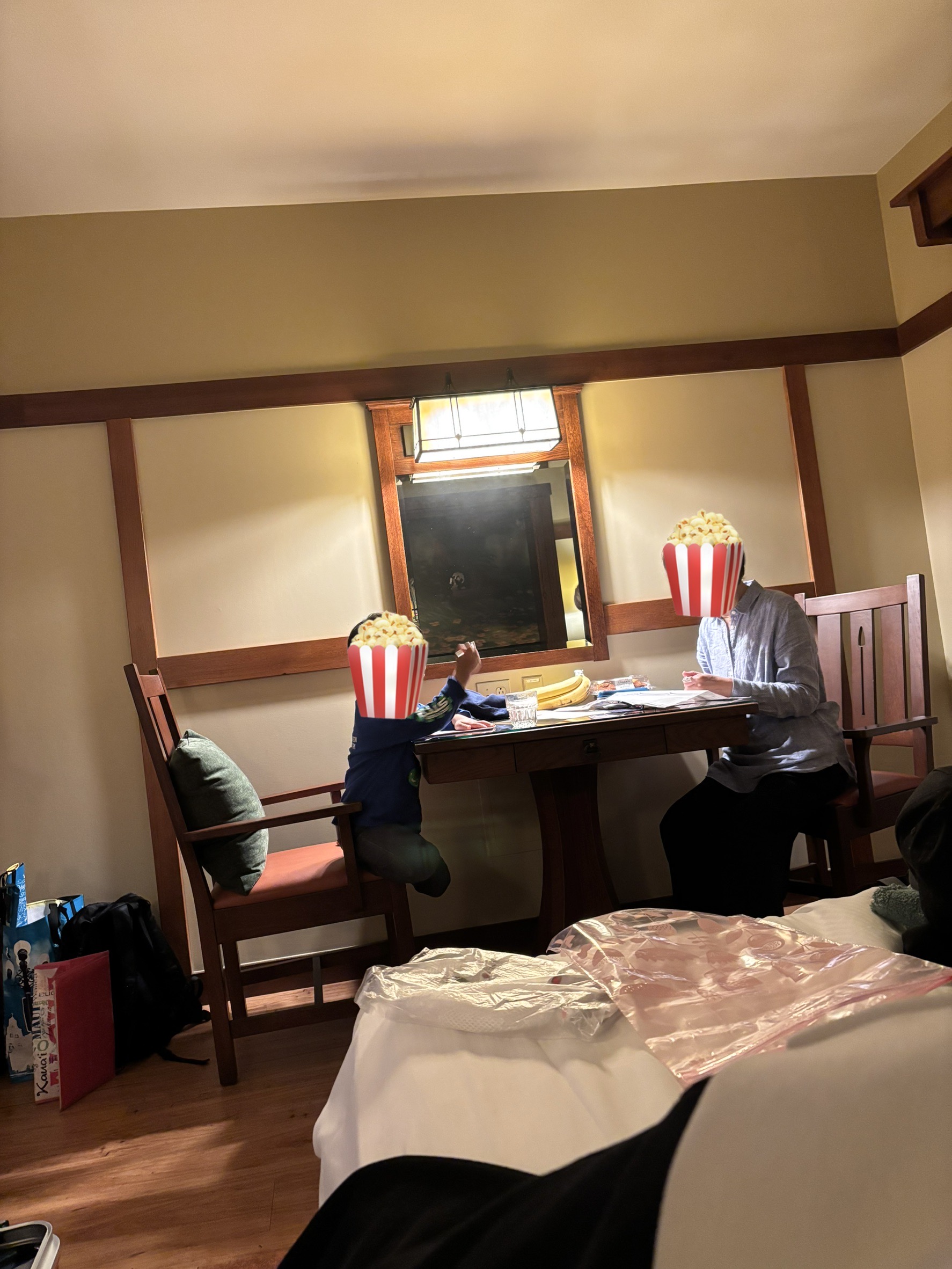 グランドカリフォルニアンホテル 客室デスクで過ごす家族