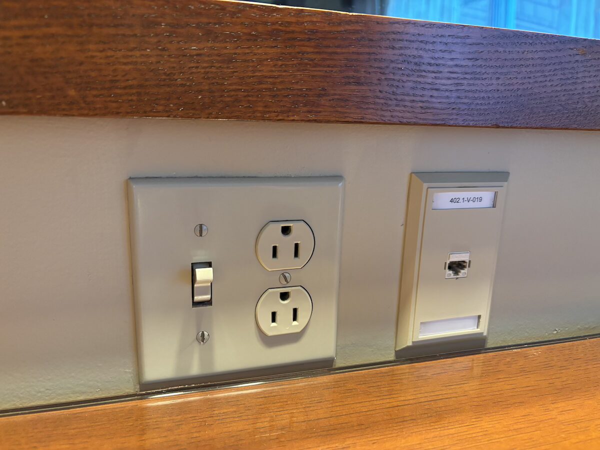 グランドカリフォルニアンホテル 客室 デスク横のコンセント