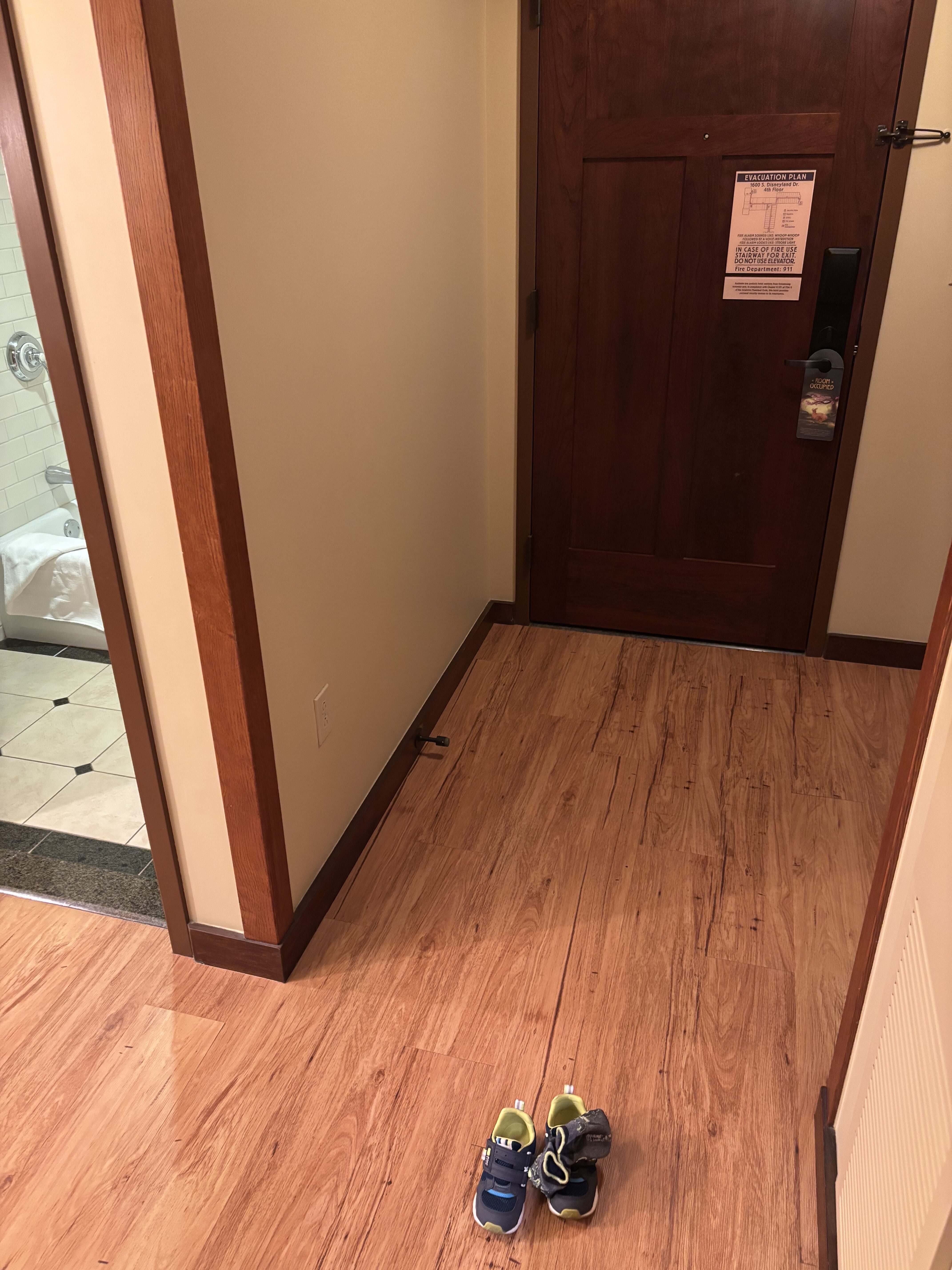 グランドカリフォルニアンホテル 客室入口で靴を脱ぐ子供