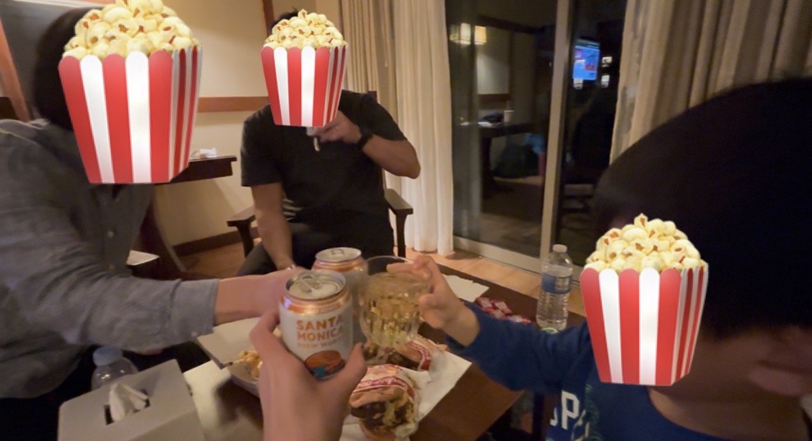 グランドカリフォルニアンホテル 客室テーブルでテイクアウトのハンバーガーを食べる