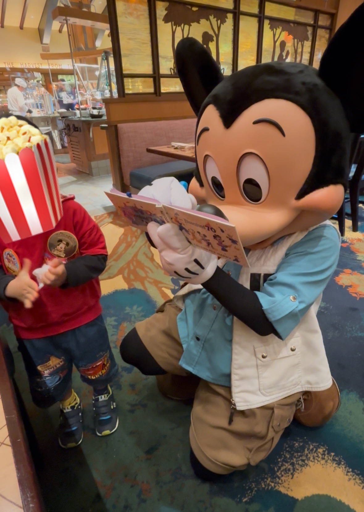 キャラクターダイニングでサインを書いてくれるミッキー