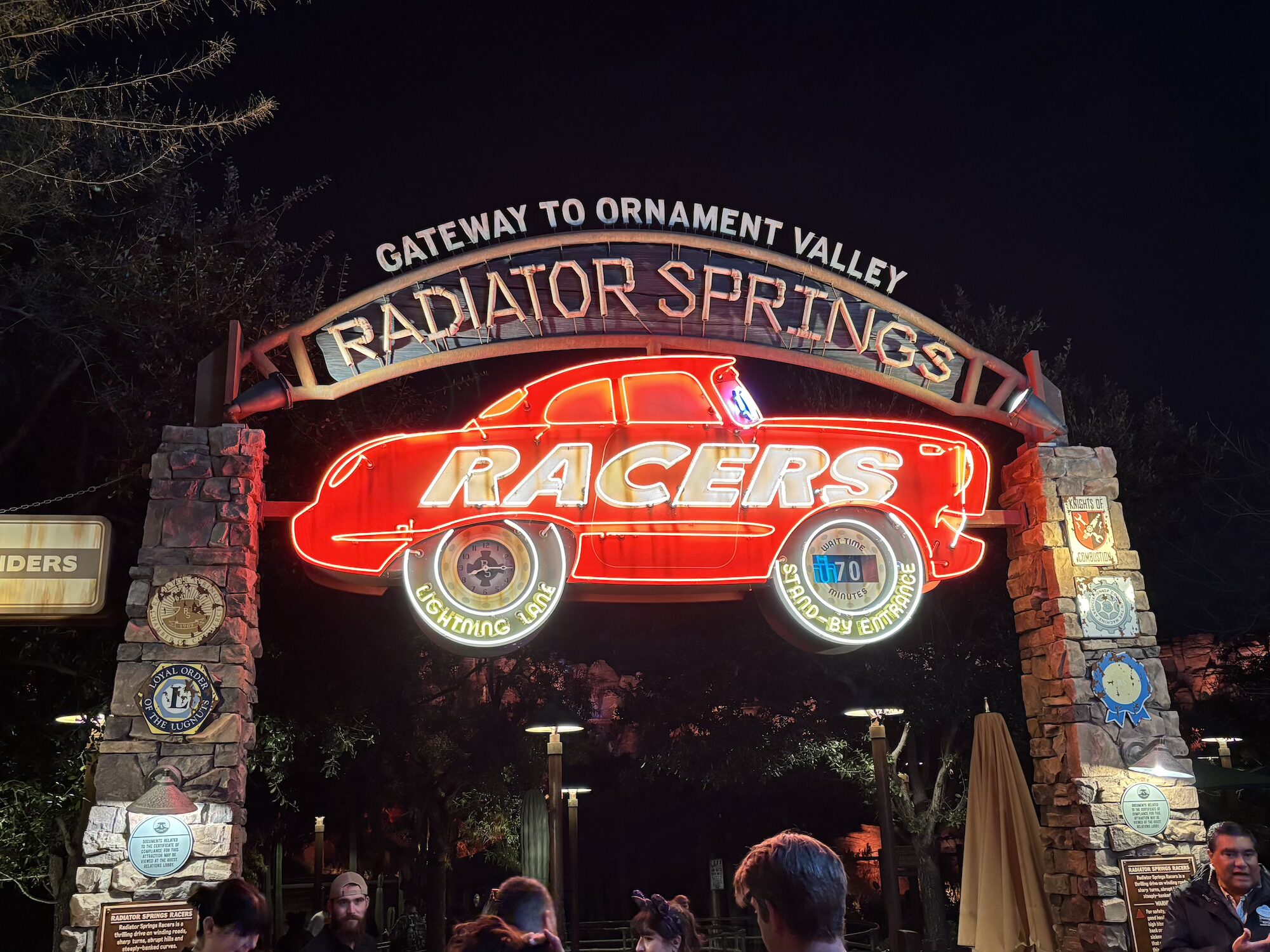 夜のラジエータースプリングスレーサーズ入口とライトニングレーン表示（カーズランド）