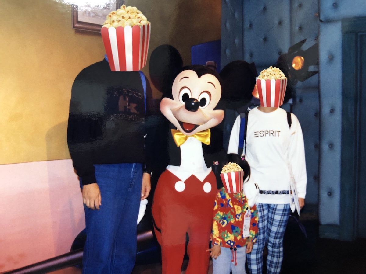 子どもの頃に東京ディズニーランドでミッキーと両親と撮影した写真