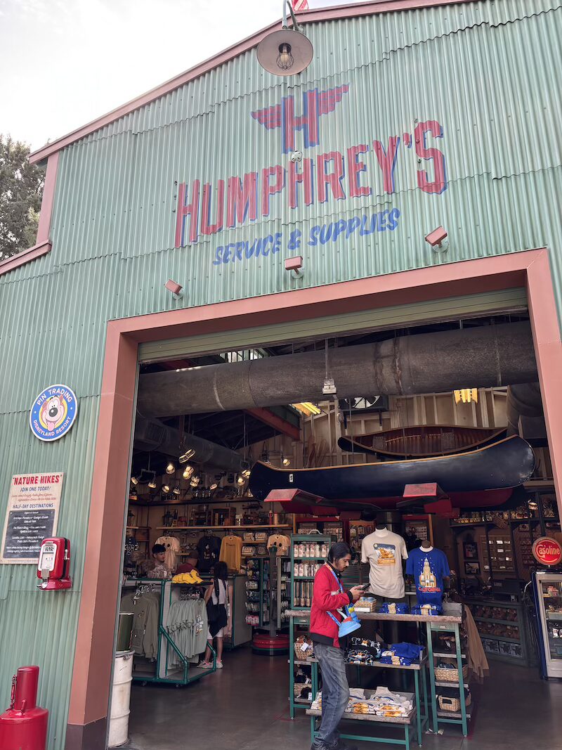 カリフォルニアアドベンチャー内のHumphrey's Service & Supplyの外観写真。ハンフリーベアの顔のマークが描かれた看板