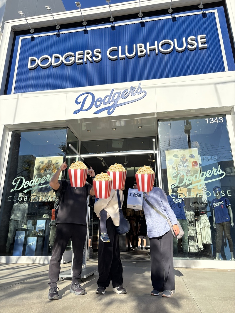 サードストリートプロムナードのドジャーズクラブハウス前での写真

