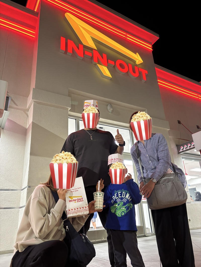 インアンドアウトバーガーの前で撮った家族写真
