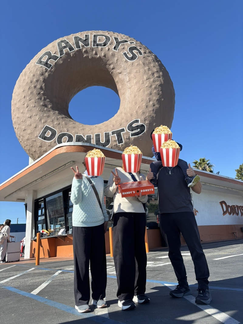 ランディーズドーナツの巨大ドーナツオブジェの前で撮った家族写真
