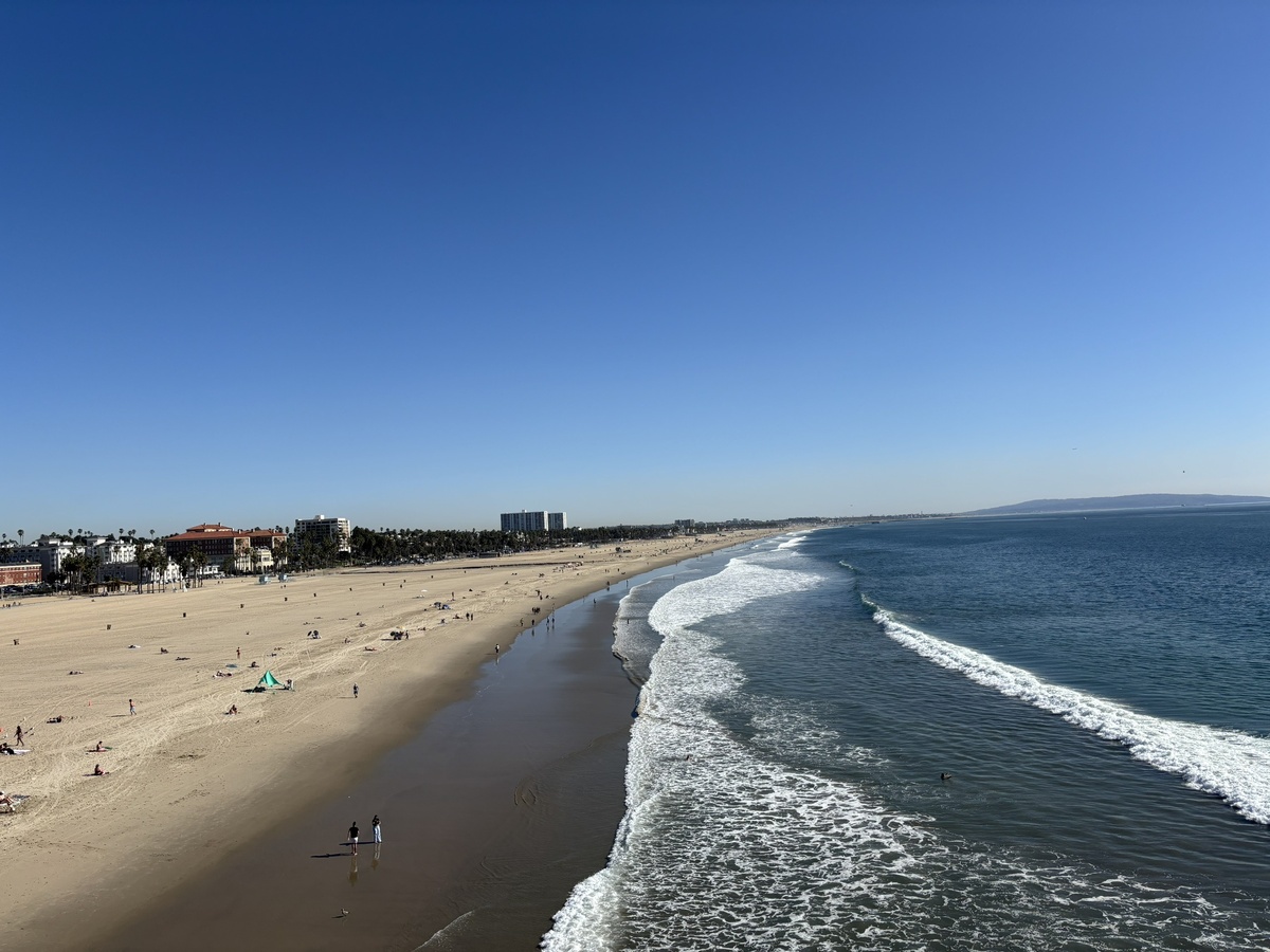サンタモニカピアの観覧車から見たサンタモニカの海と街の風景