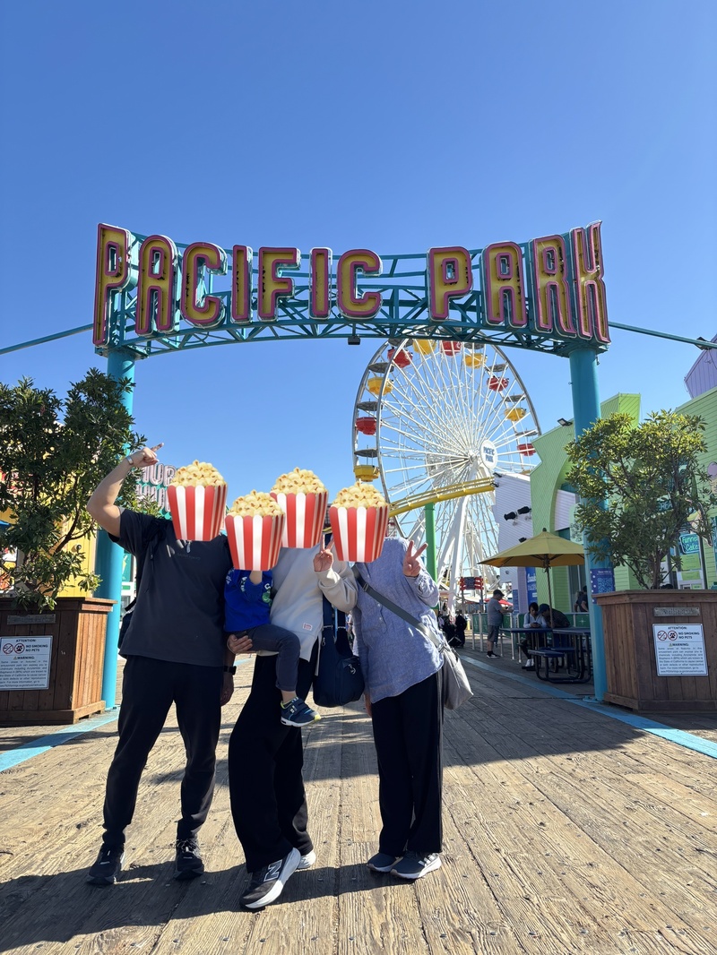 サンタモニカピアのパシフィックパーク看板と観覧車前での写真
