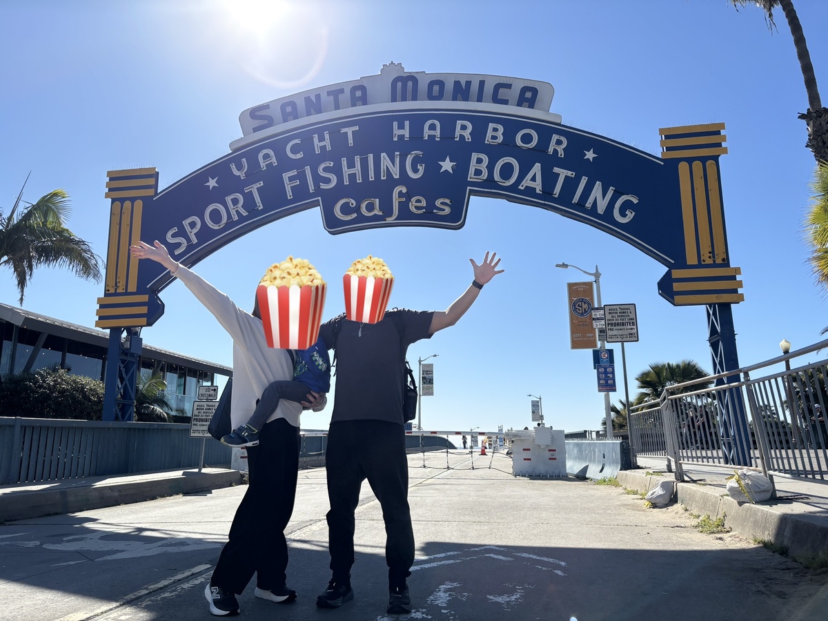 サンタモニカピアの看板前で撮った家族写真
