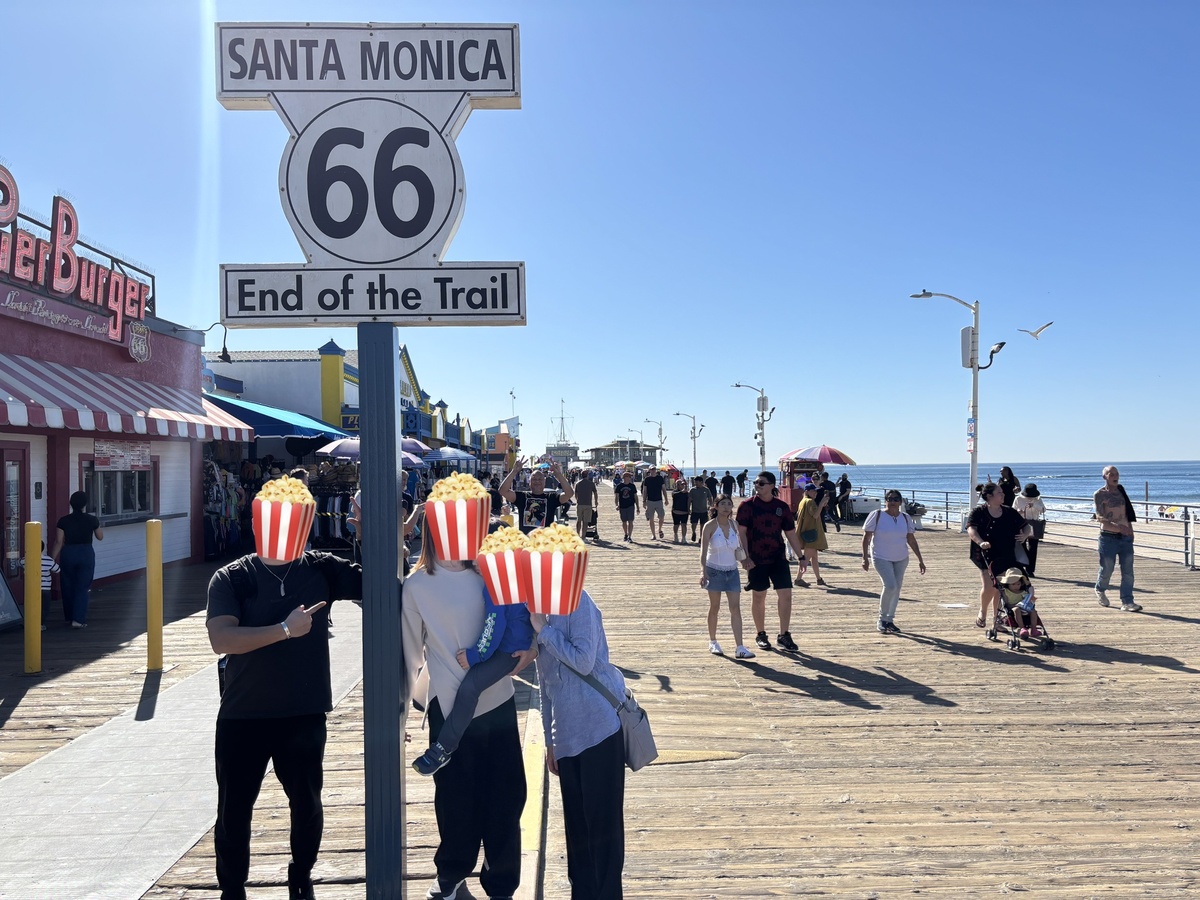 サンタモニカピアのルート66終点の看板前で撮った家族写真
