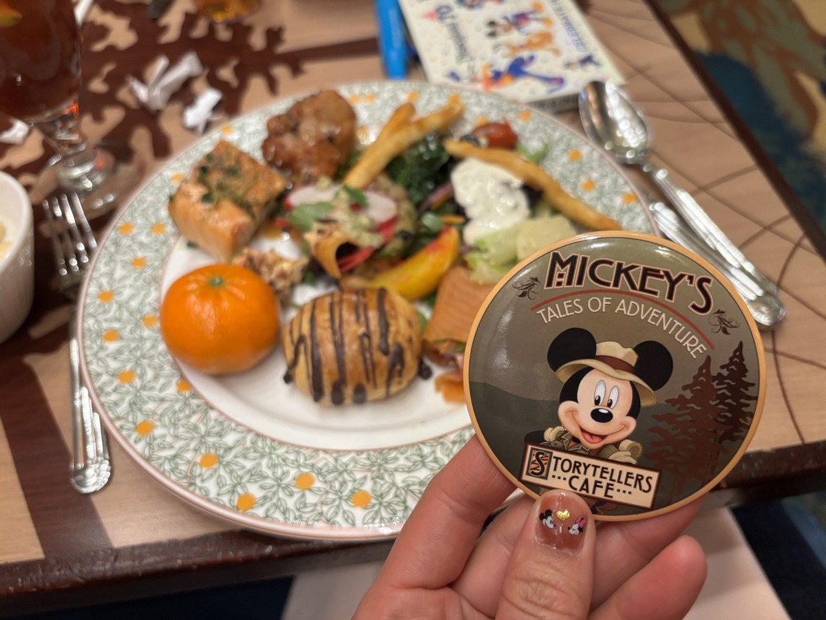 ストーリーテラーズカフェのブランチでもらった缶バッジの写真
