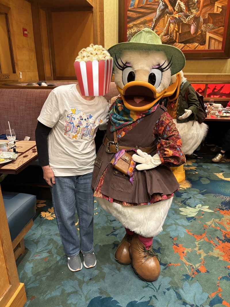 ストーリーテラーズカフェで探検家の衣装を着たデイジーダックと祖母のツーショット写真