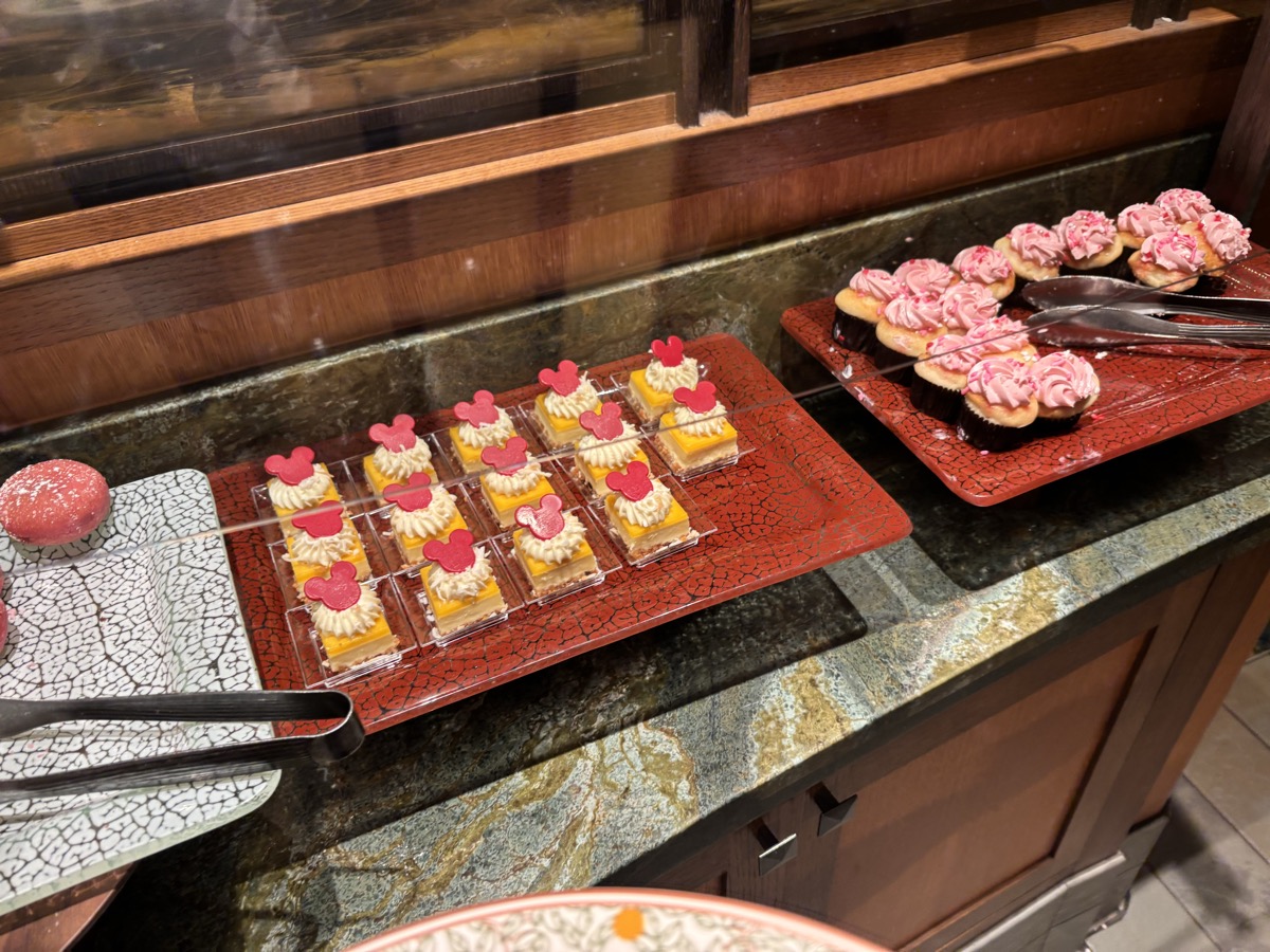 ストーリーテラーズカフェのデザートビュッフェに並ぶミッキー形のチョコレートが乗ったスイーツ