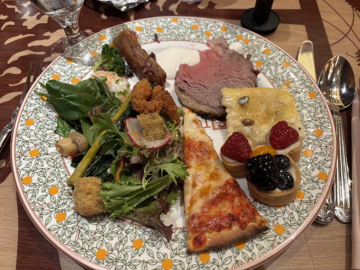 ストーリーテラーズカフェのディナービュッフェで盛り付けたお皿の写真