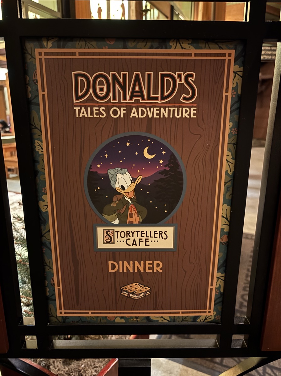 ストーリーテラーズカフェのDonald's Tales of Adventureのロゴとドナルドのイラストが描かれた看板
