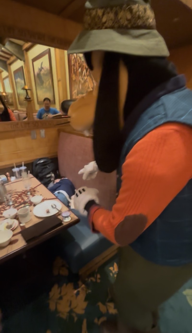 ストーリーテラーズカフェで椅子で寝ている息子を見てびっくりしているグーフィーの写真