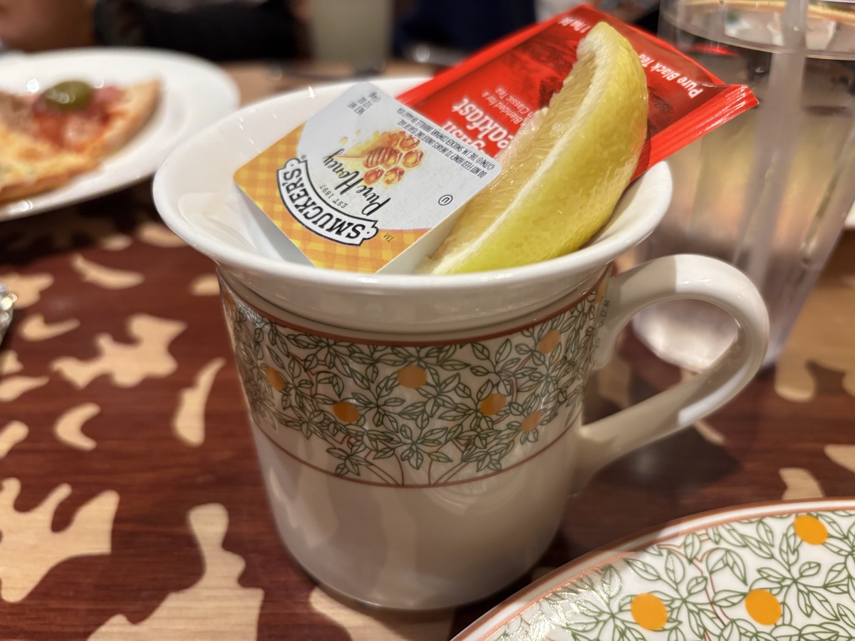 ストーリーテラーズカフェで注文したホットティー。オレンジの模様が描かれた素敵なティーカップ