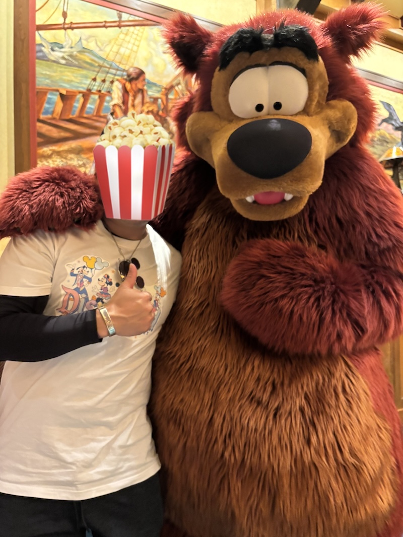 ストーリーテラーズカフェでハンフリーベアとグリーティングしている写真。2026年2月6日の初登場日