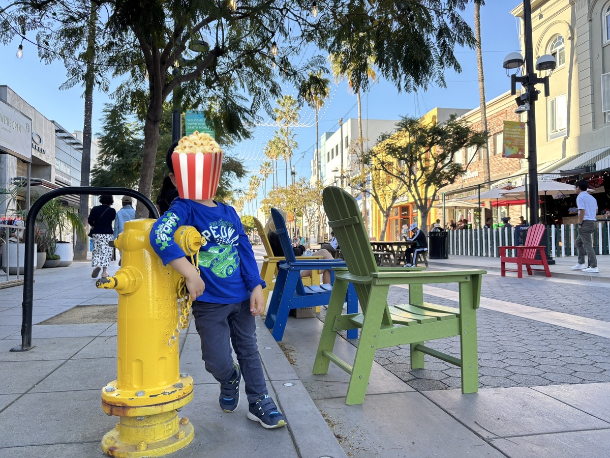 サードストリートプロムナードで消火栓と一緒に撮った子どもの写真
