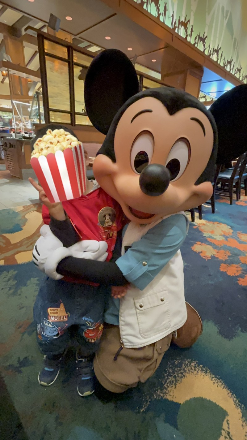 ストーリーテラーズカフェでミッキーマウスと息子の正面ツーショットグリーティング写真