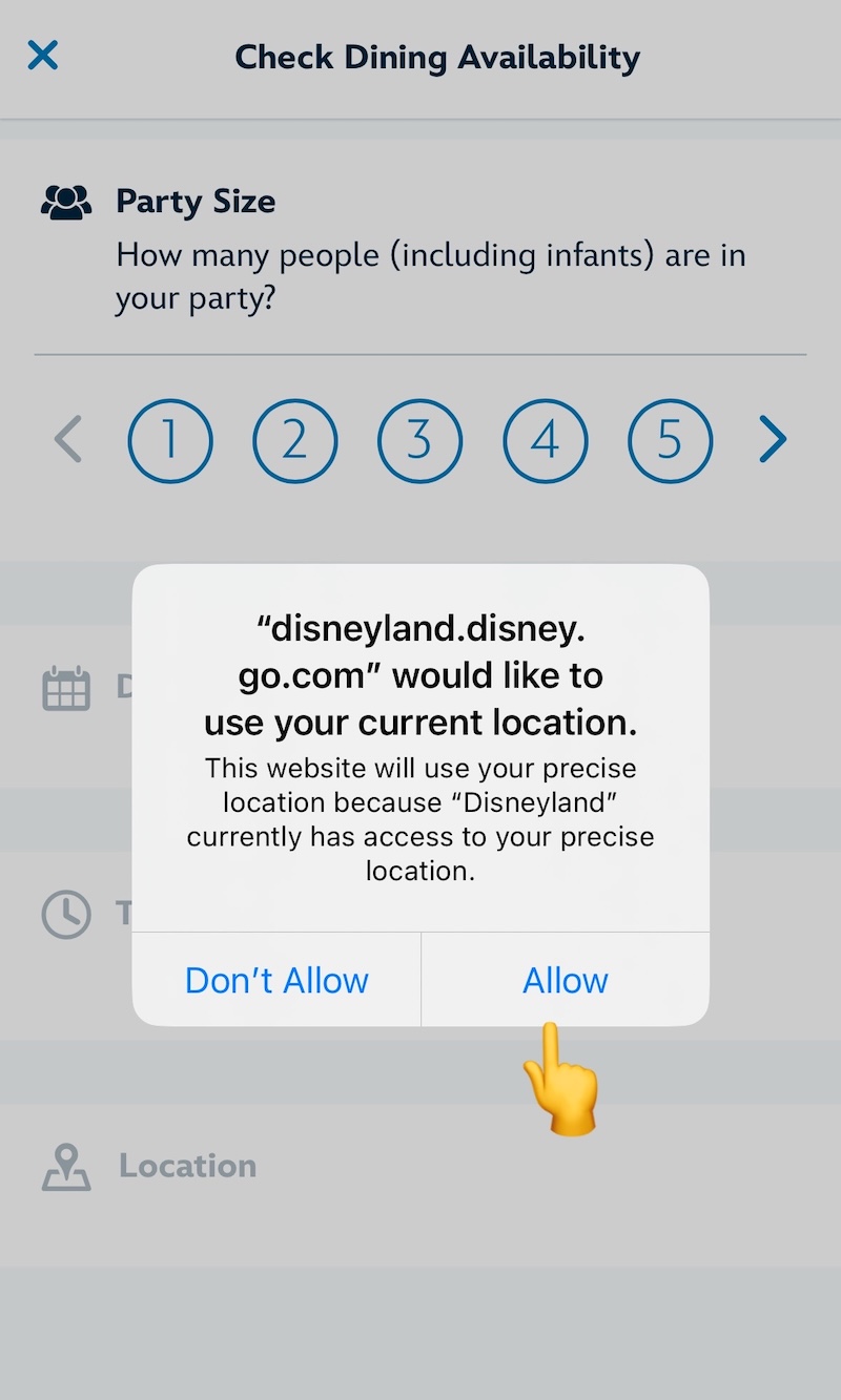 ディズニーランド公式アプリの位置情報許可画面。Allowボタンに指マークで印がついているスクリーンショット