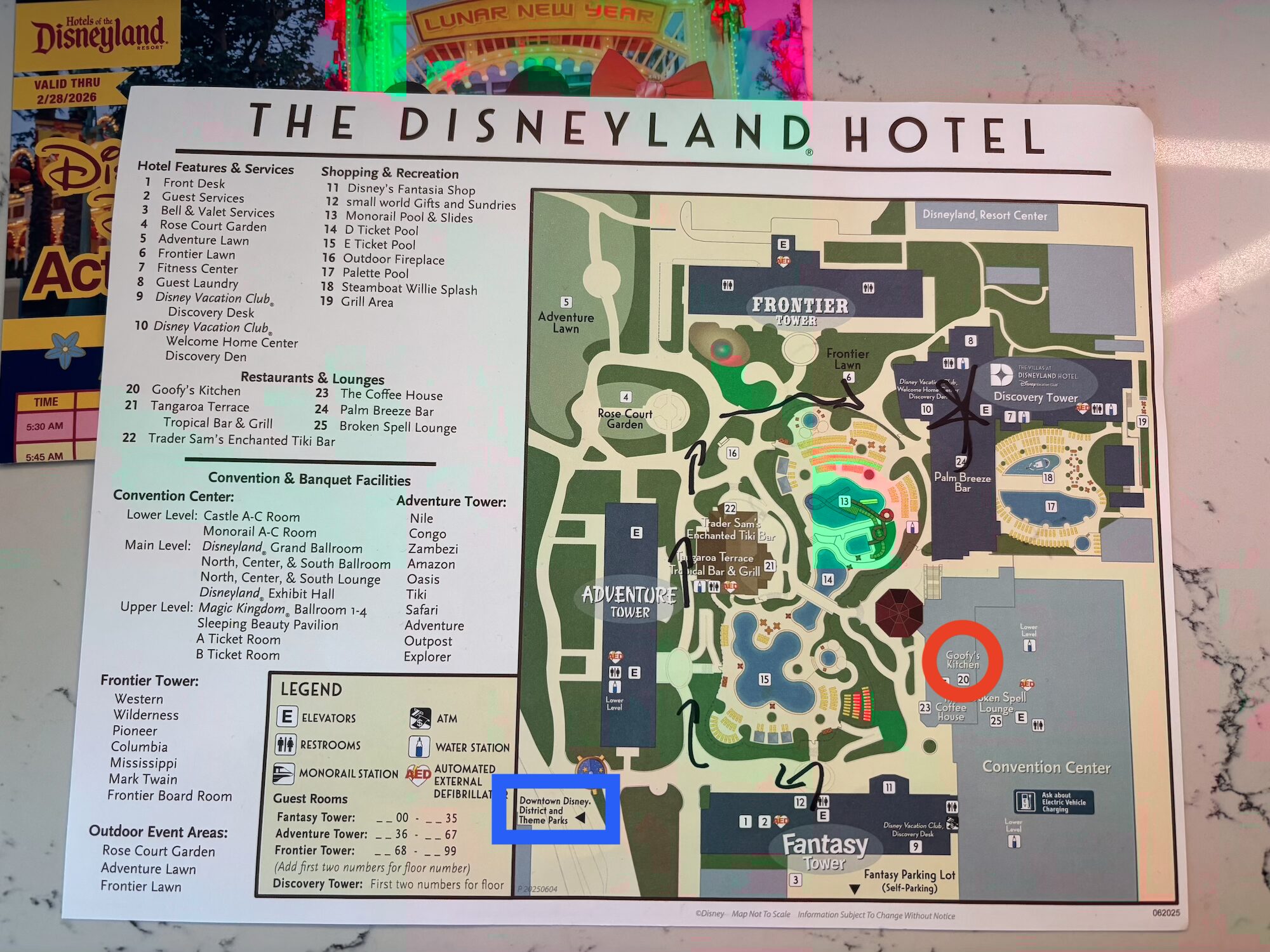 ディズニーランドホテルの地図。赤丸でグーフィーズキッチンの場所、青い四角でダウンタウンディズニー方面が示されている