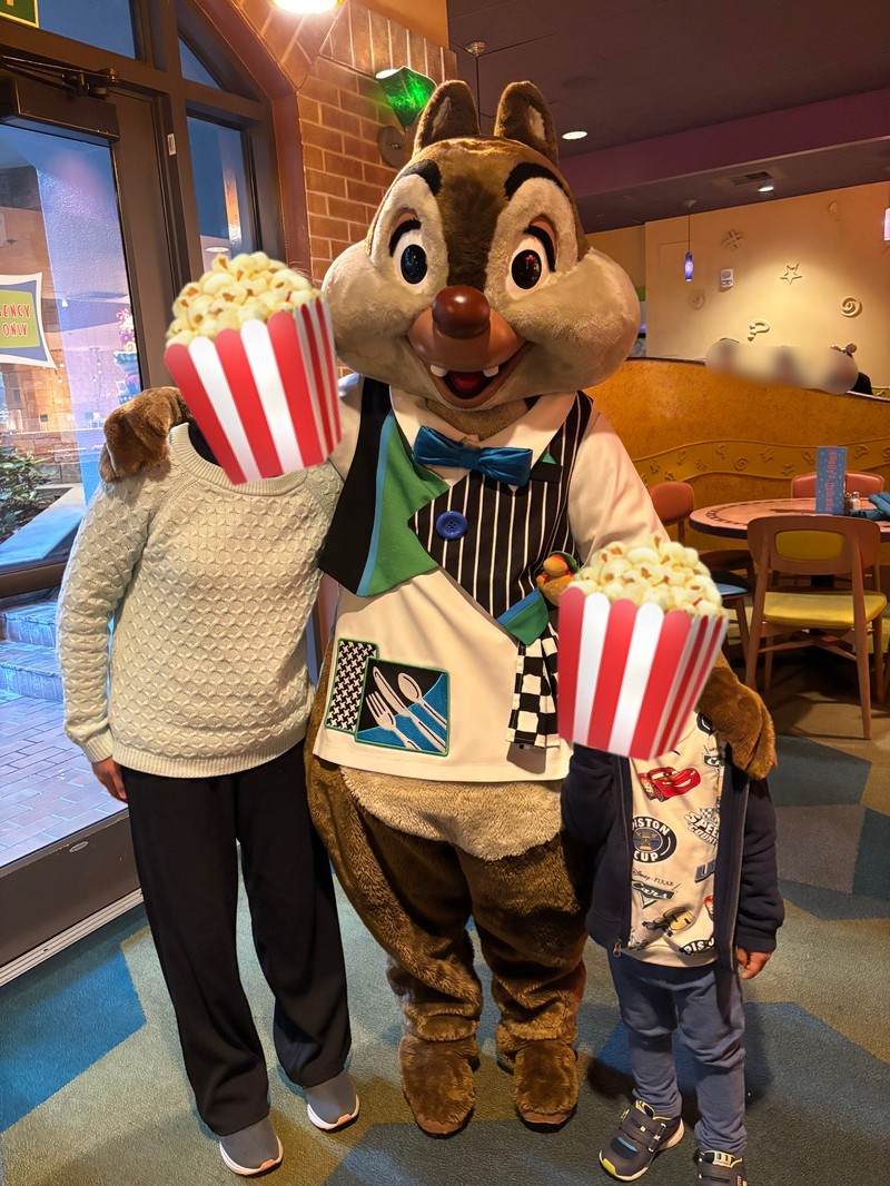 グーフィーズキッチンで青い蝶ネクタイをつけたウエイター姿のデールと息子と祖母のグリーティング写真
