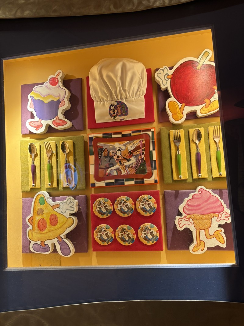 グーフィーズキッチン入り口前のソファー横にあるポップな飾り。ピザやスイーツに手足が生えたキャラクターのような可愛いデコレーション