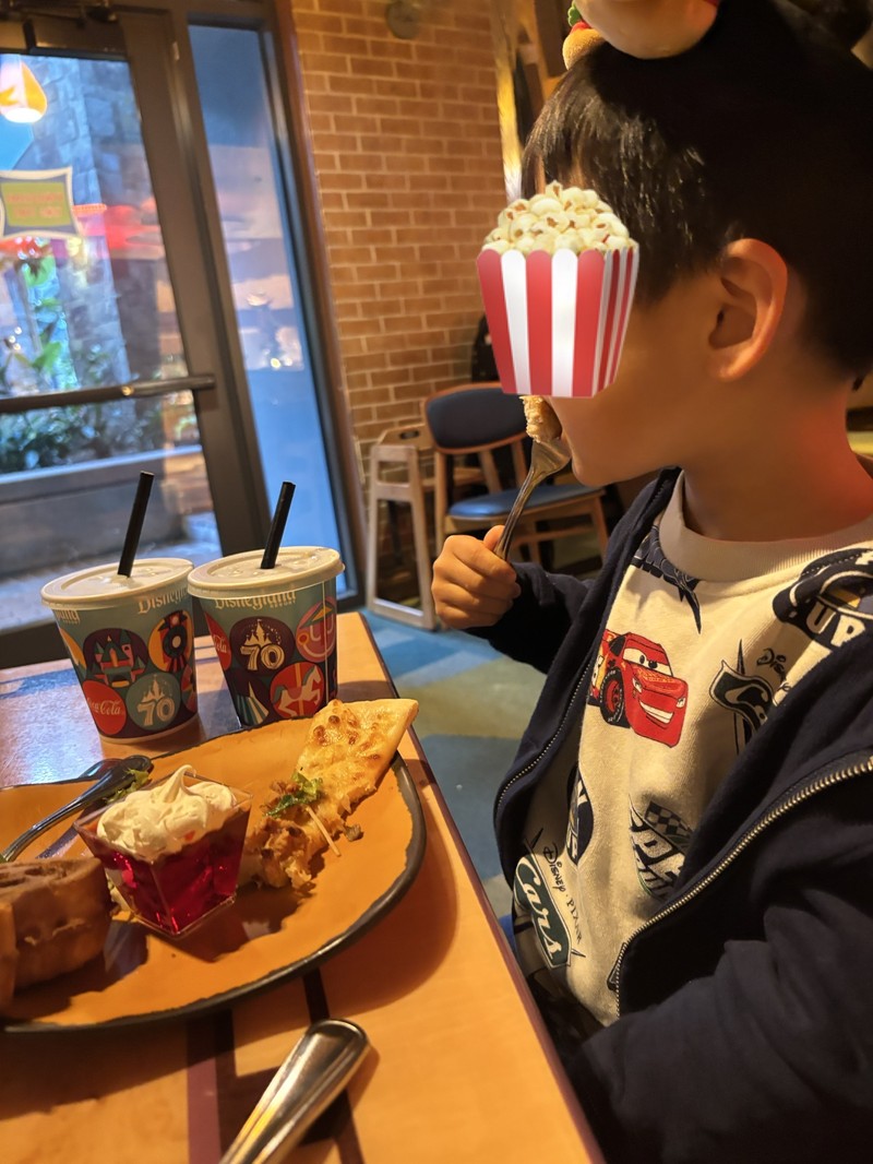 グーフィーズキッチンで子どもに提供されたディズニー70周年柄の蓋つきストロー付き紙コップの写真