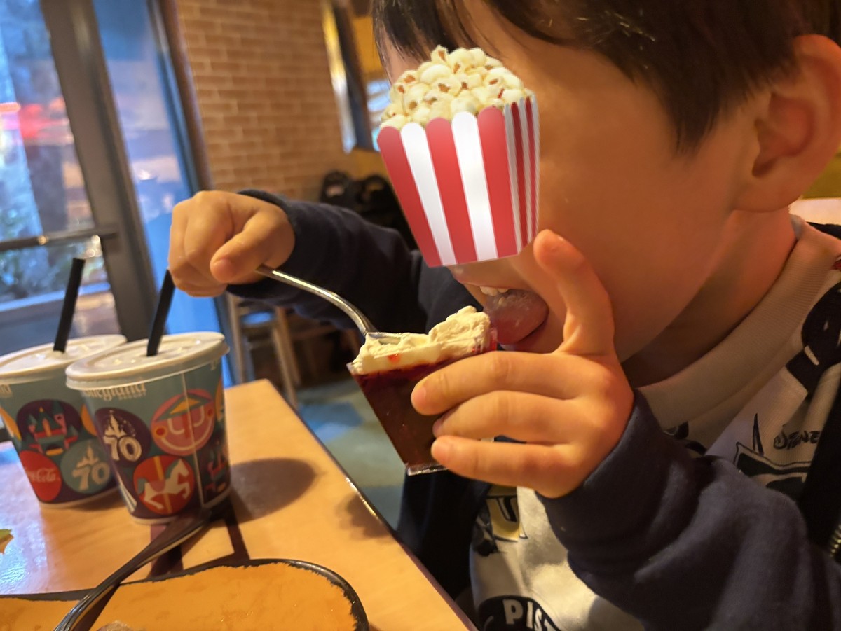 グーフィーズキッチンで自分で取ってきたゼリーを満面の笑みで食べている息子の写真