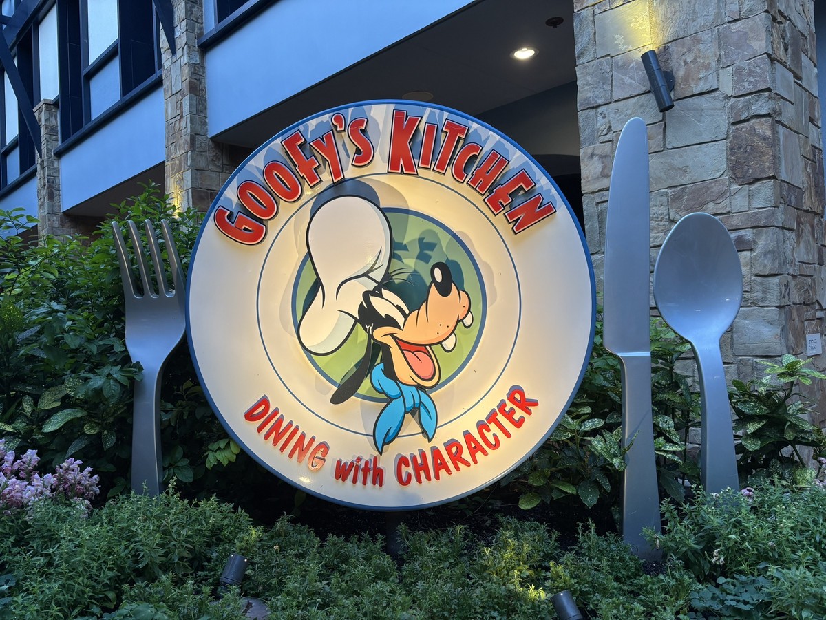 ディズニーランドホテル内グーフィーズキッチンの看板の写真