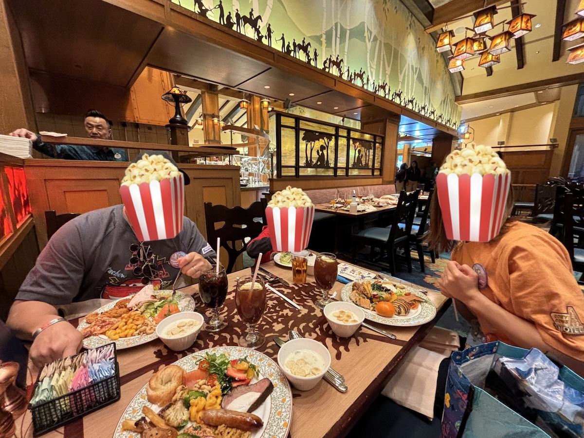 ストーリーテラーズカフェのブランチで家族みんなのお皿にクラムチャウダーも並んだテーブルでの家族写真