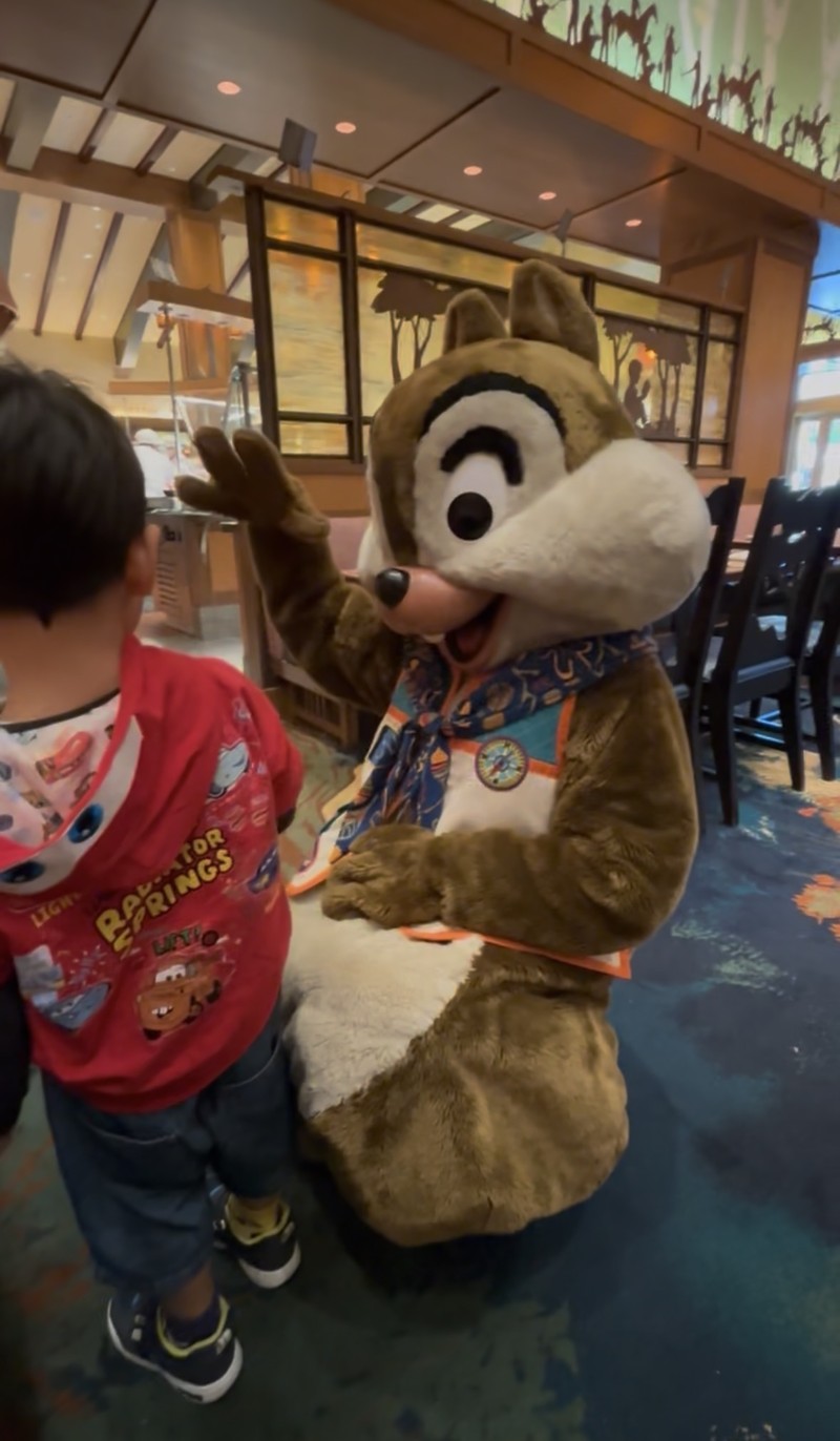 ストーリーテラーズカフェで2回目に来てくれたチップが息子とベイマックスのパラパラダンスを一緒にやっている写真