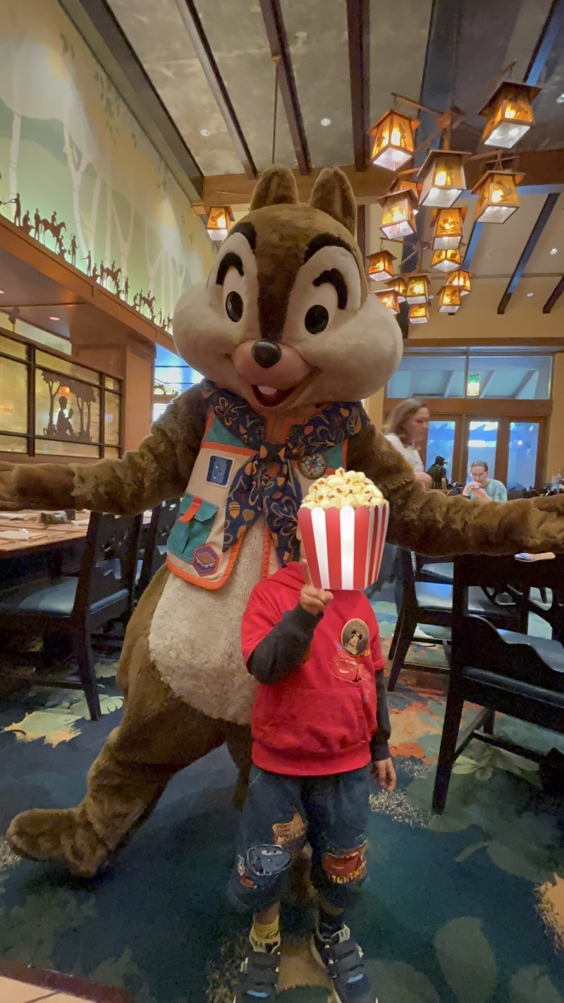 ストーリーテラーズカフェでワッペンのついた衣装を着たチップと息子のツーショット写真
