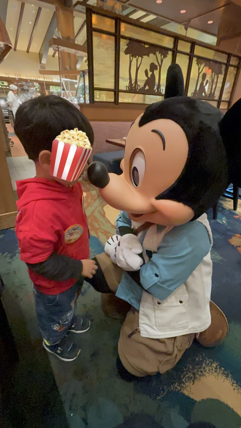 ストーリーテラーズカフェでミッキーマウスが鼻をつんつんして息子に鼻チューを促している写真