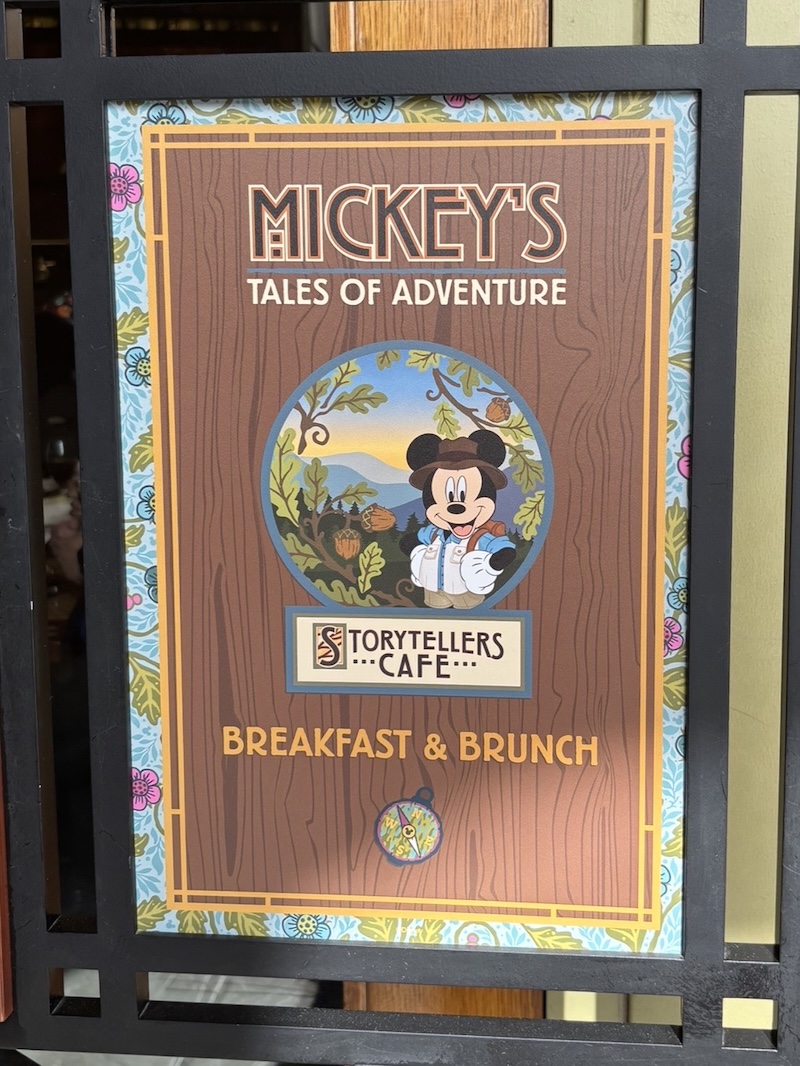 ストーリーテラーズカフェの入り口に置いてあるミッキーのテールオブアドベンチャーの看板