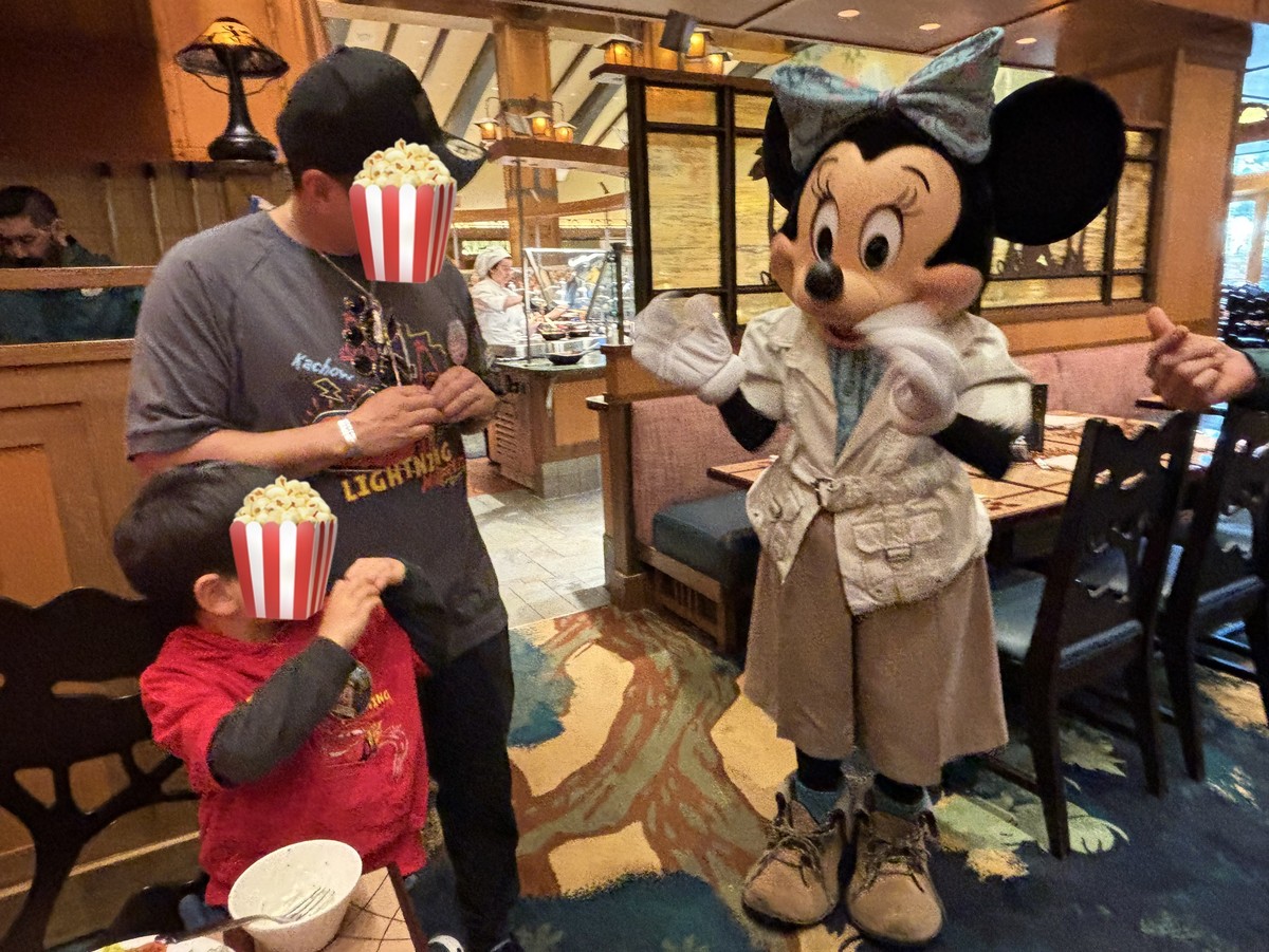 ストーリーテラーズカフェで息子のハートポーズに応えてミニーマウスとキャストの方も一緒にいろんなハートを作ってくれている写真