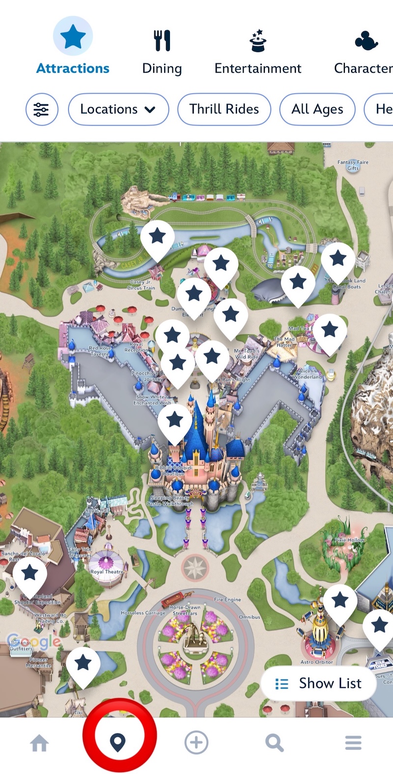 Disneylandアプリのホーム画面。下部タブの左から2番目にあるマップタブに赤丸がついている