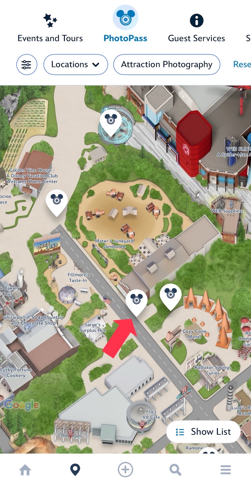DisneylandアプリのPhotoPassマップ画面。カーズランド内のカメラマンアイコンに赤い矢印がついている