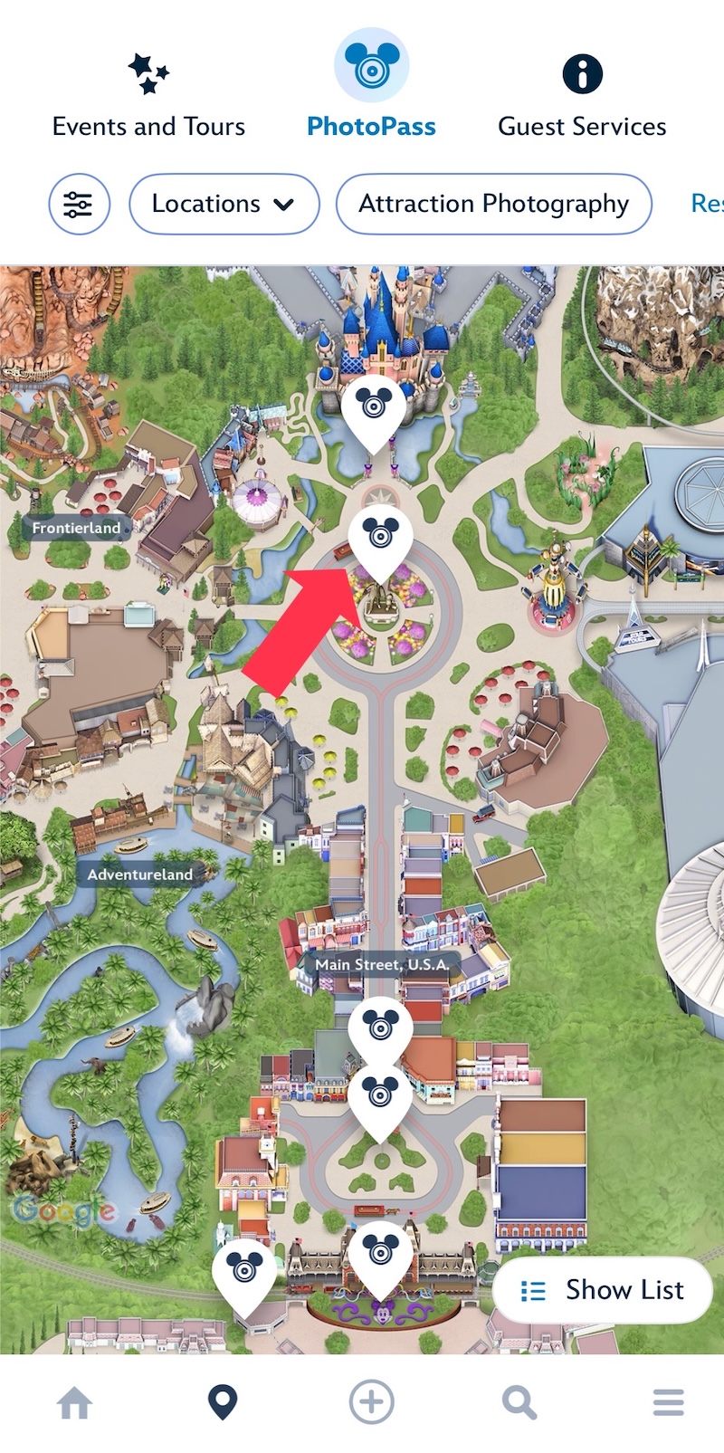 DisneylandアプリのPhotoPassマップ画面。ウォルトとミッキーの銅像付近のカメラマンアイコンに赤い矢印がついている