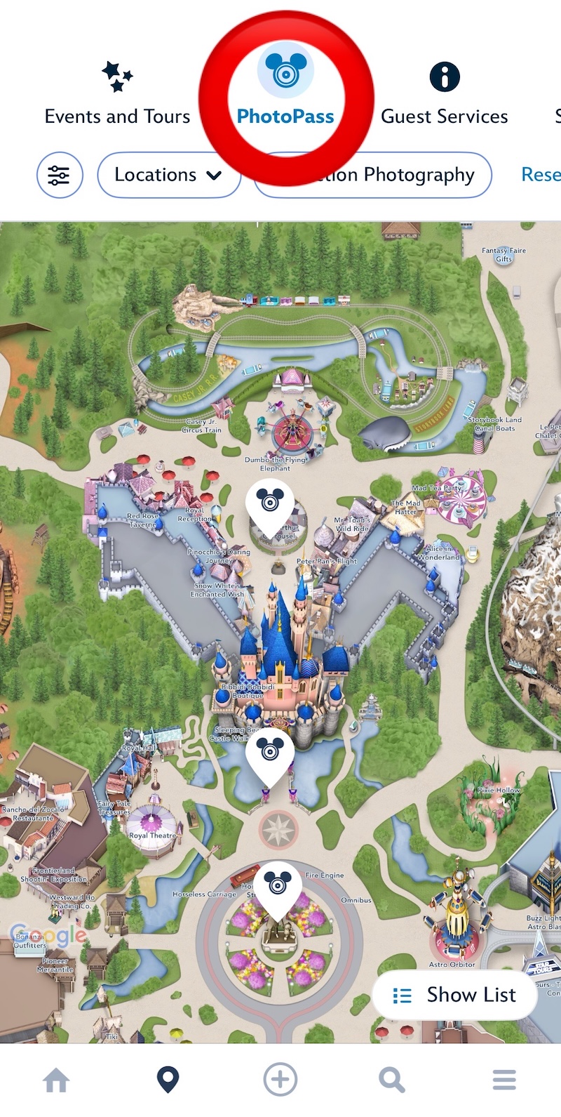 Disneylandアプリのマップ画面。上部のアイコンからPhotoPassに赤丸がついており、選択する場所を示している