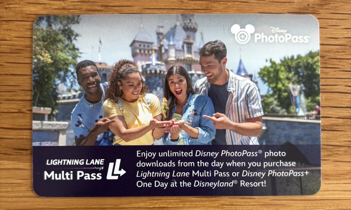 ディズニーフォトパスのカード表面。ライトニングレーンマルチパスとDisney PhotoPassのロゴが入っている