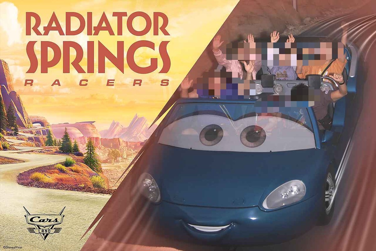 ラジエーター・スプリングス・レーサーズのフォトパスアトラクション写真。Cars Landのロゴとともに乗車中の様子が写っている