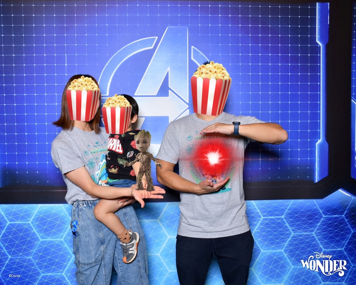 ディズニークルーズでのマジックショット。アベンジャーズの背景でグルートが手に乗っている合成写真