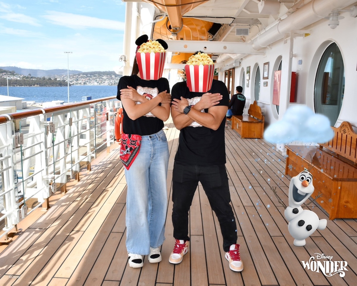 ディズニークルーズでのマジックショット。デッキでオラフが合成されている写真